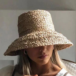 CARLOTA - Bred brättad Raffia strandhatt för kvinnor