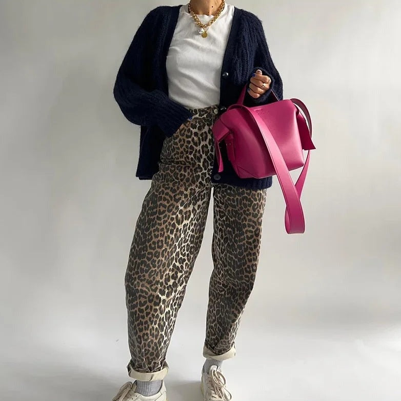 CHRISTA - Retrojeans med leopardtryck