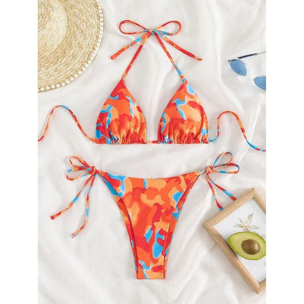 CHARLOT - Färgglatt Tie Dye Micro Bikini Set med Snörning: Brasilian Thong, Haltertop och Låg Midja Passform