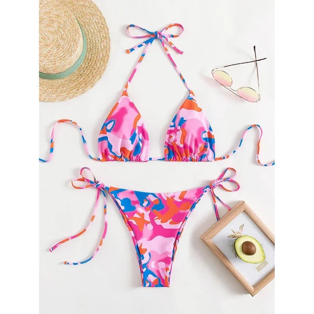 CHARLOT - Färgglatt Tie Dye Micro Bikini Set med Snörning: Brasilian Thong, Haltertop och Låg Midja Passform