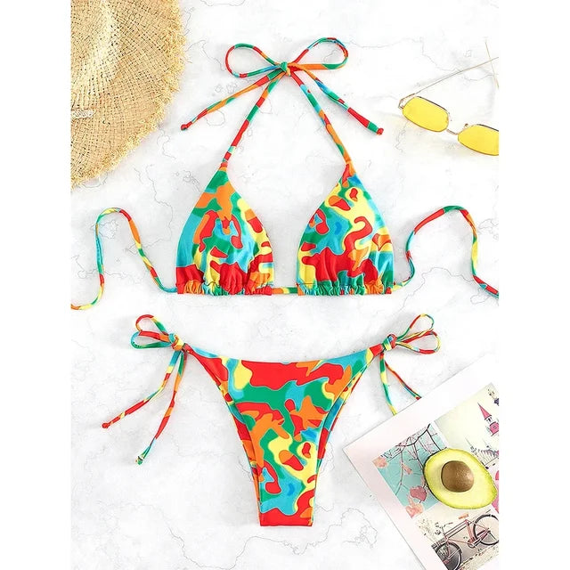 CHARLOT - Färgglatt Tie Dye Micro Bikini Set med Snörning: Brasilian Thong, Haltertop och Låg Midja Passform