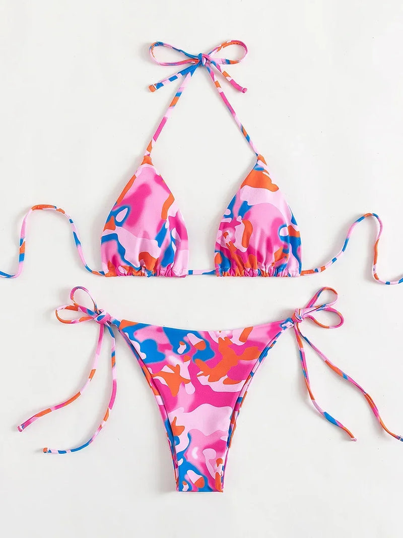 CHARLOT - Färgglatt Tie Dye Micro Bikini Set med Snörning: Brasilian Thong, Haltertop och Låg Midja Passform