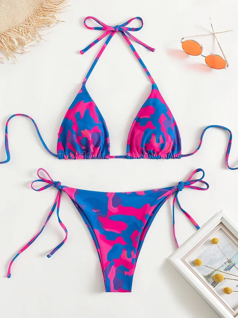 CHARLOT - Färgglatt Tie Dye Micro Bikini Set med Snörning: Brasilian Thong, Haltertop och Låg Midja Passform