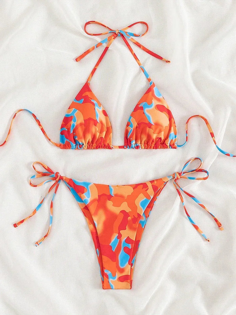 CHARLOT - Färgglatt Tie Dye Micro Bikini Set med Snörning: Brasilian Thong, Haltertop och Låg Midja Passform