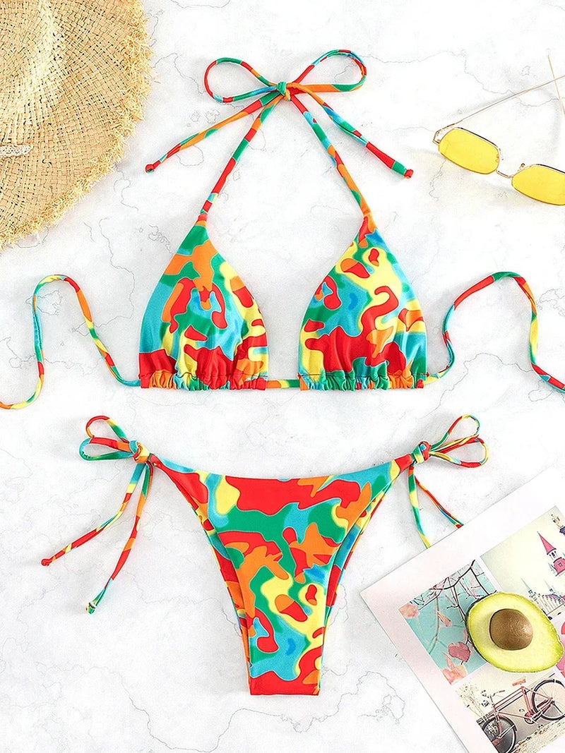 CHARLOT - Färgglatt Tie Dye Micro Bikini Set med Snörning: Brasilian Thong, Haltertop och Låg Midja Passform