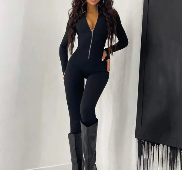 LARA - Tightsittande jumpsuit i svart färg